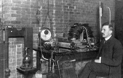 Ernest_Rutherford_1905.jpg