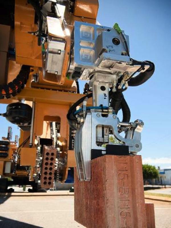 Bauroboter-Hadrian-bei-der-Arbeit_image_width_884.jpg