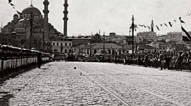 galata köprüsü 'nde fransız