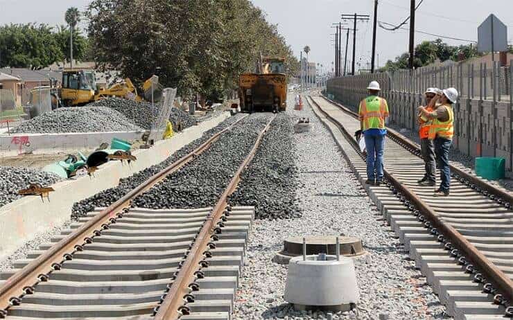 balast serme islemi yapilan bir demiryolu hatti